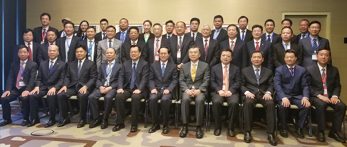車俊書記與商務(wù)代表團合影（二排左六為王挺革董事長）.jpg